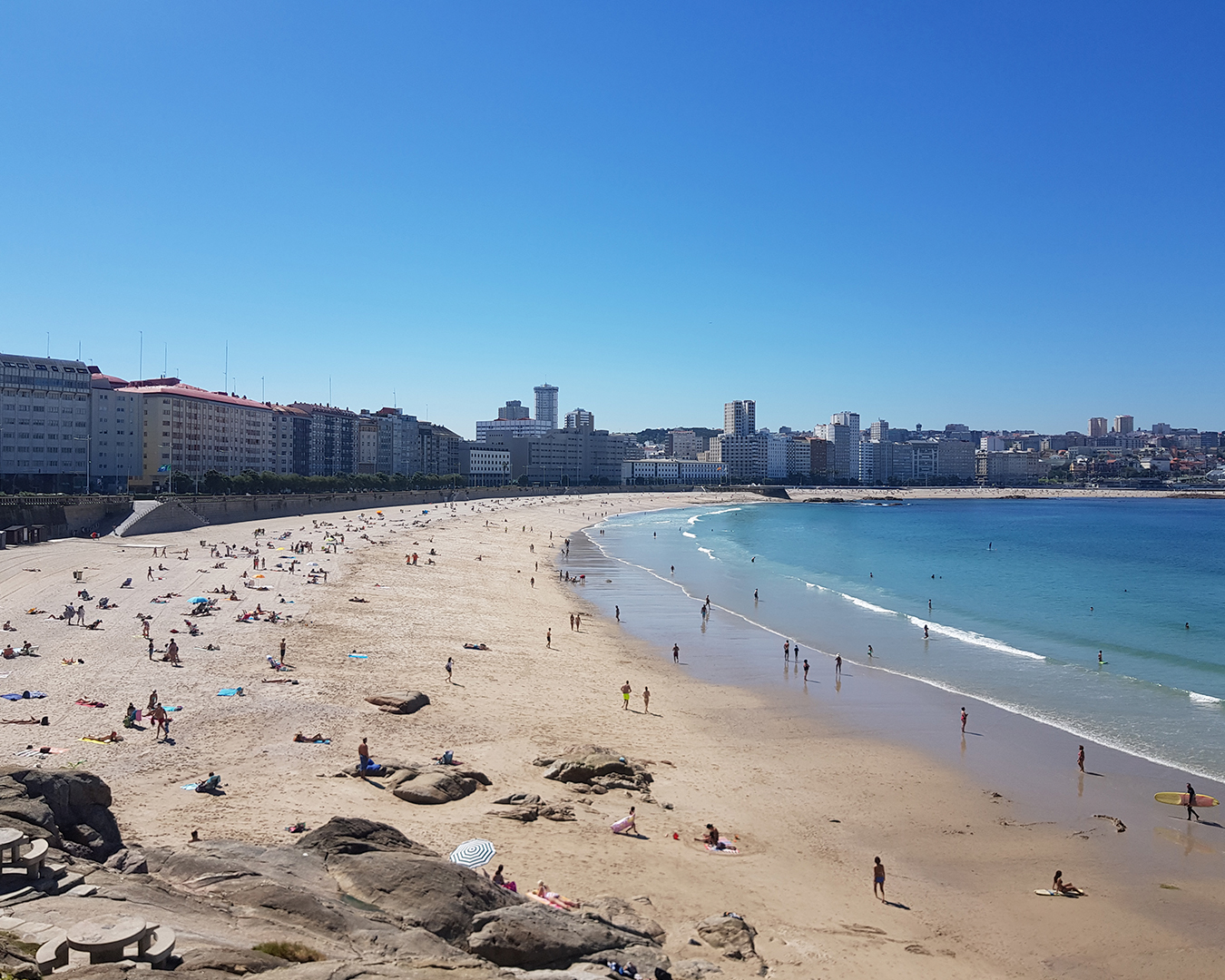 Playa del Orzán con olas y arenas doradas